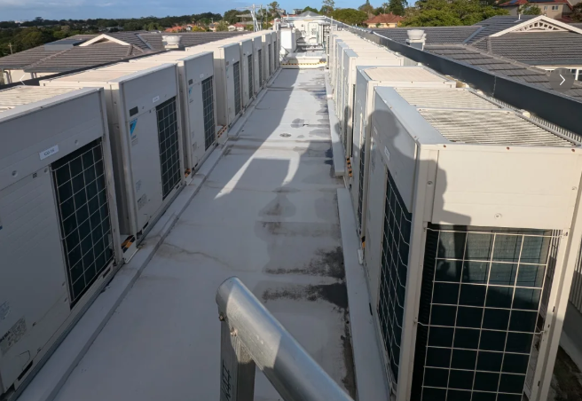 香港九龍醫院大型中央冷氣系統安裝工程現場